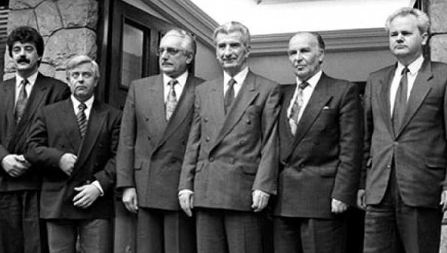 Лидеры республик входивших в состав Югославии. 1991 году. Слева направо: президент Черногории Момир Булатович, президент Словении Милан Кучан, президент Хорватии Франьо Туджман, президент Македонии Киро Глигоров, Председатель Президиума Социалистической Республики Босния и Герцеговина Алия Изетбегович, президент Сербии Слободан Милошевич.