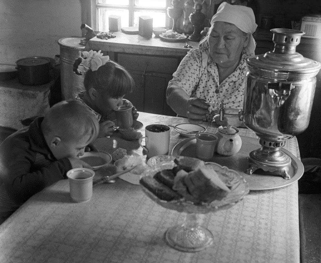 Не встанешь из-за стола, пока все не доешь»: вкусное советское детство у  бабушки в деревне. | Сокровища барахолки | Дзен