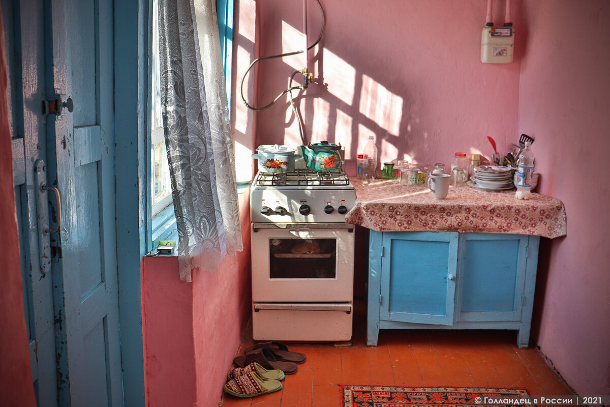 Наша кухня. Продукты можно купить в небольшом сельском магазине, а молочные продукты - у жителей. Тут готовят очень вкусный айран! Совсем не такой, как в супермаркетах. Фото: из личного архива