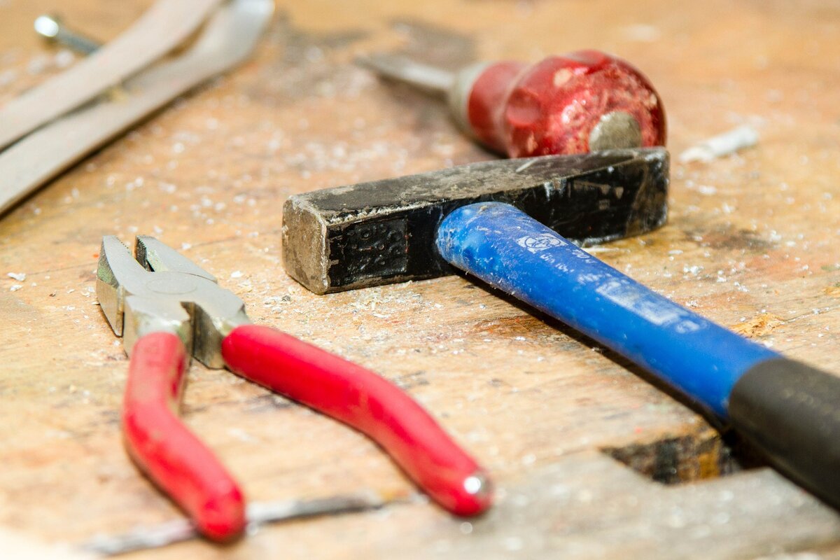 https://pixabay.com/photos/tool-workbench-hammer-pliers-384740/