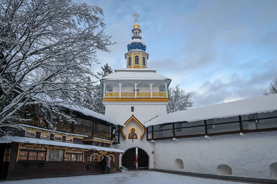 Святые врата. Псково-Печерский монастырь. Автор фото: Олег Рыбаков