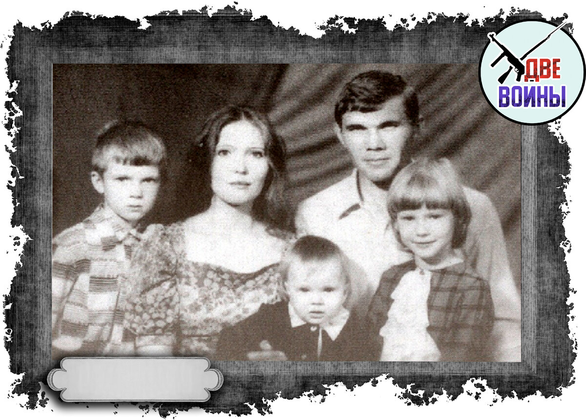 Лебедь с женой и детьми. Фото в свободном доступе.