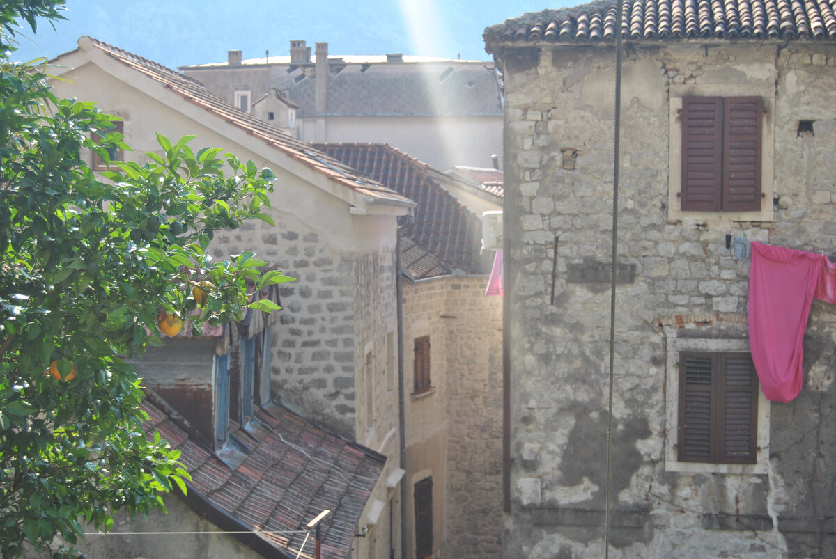 Солнечные лучи, морской бриз, горы вокруг, апельсины на ветках, постиранные вещи на окнах, и старые строения, особая атмосфера...