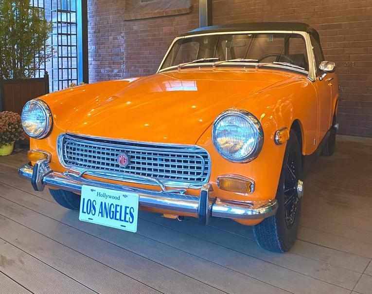 Под капотом модели установлен рядный, 4-цилиндровый силовой агрегат, объемом 1,5 л. На ранних поколениях MG Midget устанавливали более слабые моторы. Коробка передач: 4-ступенчатая механическая. Сравнительно небольшая снаряжённая масса родстера (735 кг) положительно влияла на динамические характеристики. Всего собрано 74 тыс. экземпляров MG Midget.