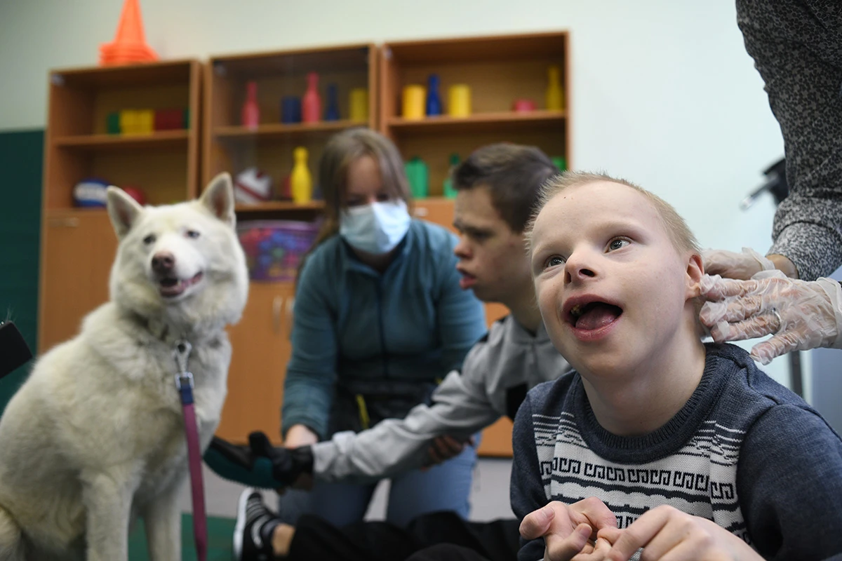 Хаски-терапия в ГБУ ЦСПР им. Г. И. Россолимо. Фото: Светлана Виданова / «Новая газета»