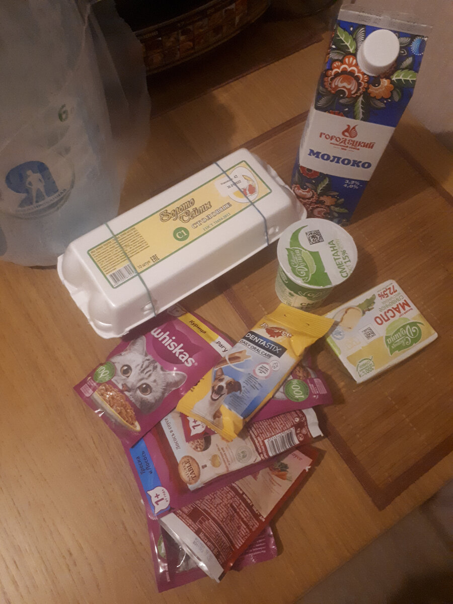 Здесь кошаче-собачья еда, масло, сметана, яйца. 6-литровых бутылок с водой всего 3