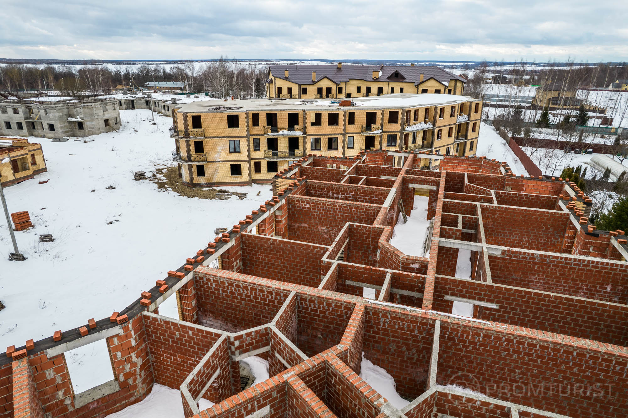 Нашёл целый городок заброшенных домов. Судя по всему в строительстве аферист на аферисте ??‍♂️?6