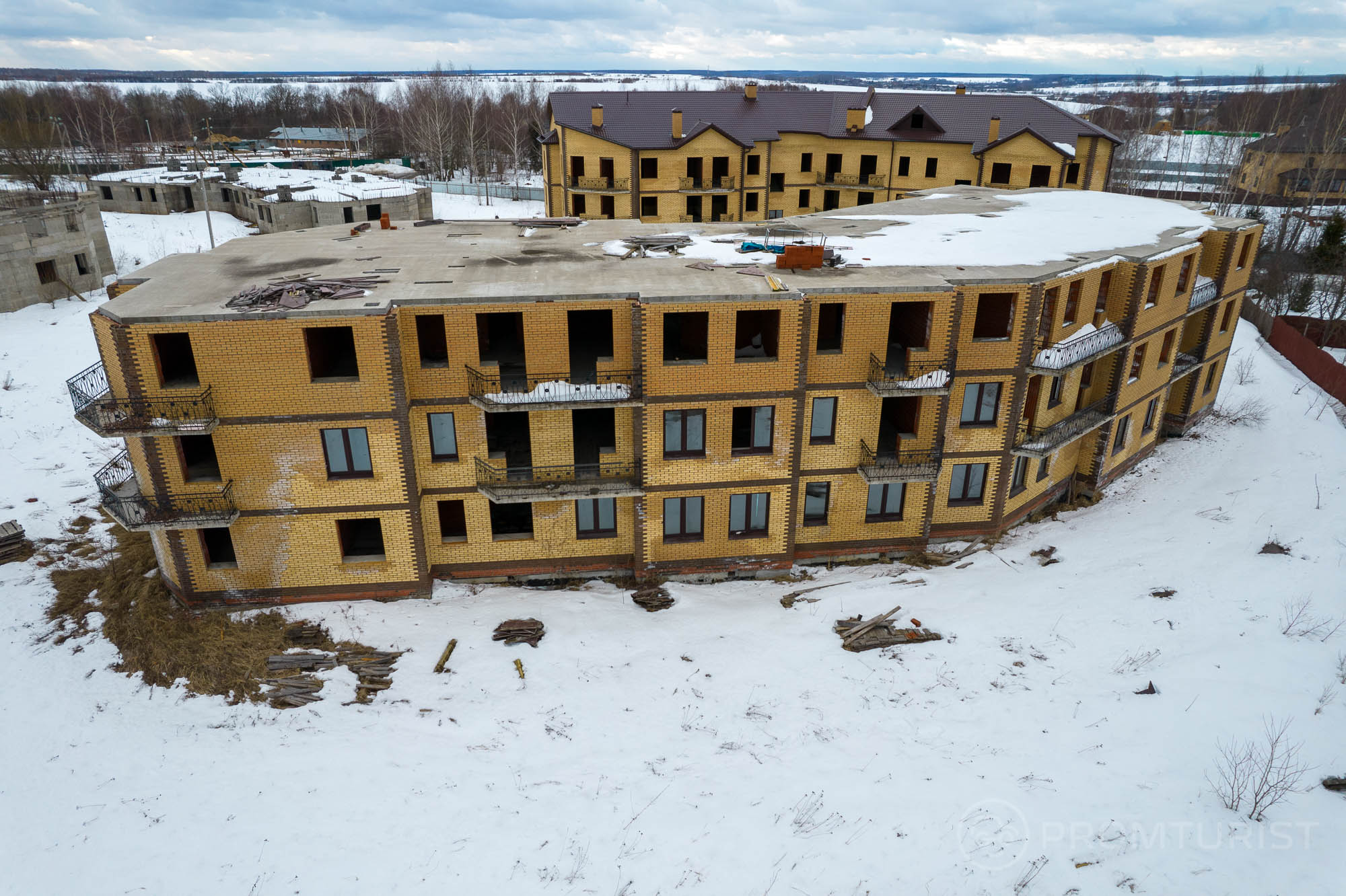 Нашёл целый городок заброшенных домов. Судя по всему в строительстве аферист на аферисте ??‍♂️?10