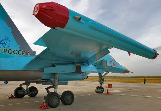 Контейнер комплекса РЭБ "Хибины" Л-175В на самолете Су-34 борт №04 красный. Источник изображения: Пресс-служба КРЭТ