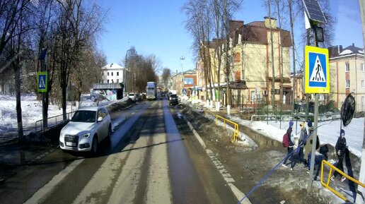 Тёлочка позирует голой в центре города, а потом делает минет чуваку в парке