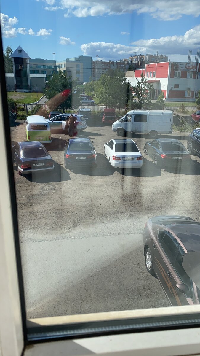Площадка и очередь на досмотр авто после сдачи документов на переоформление в МРЭО (Стрельна, ул. Фронтовая)