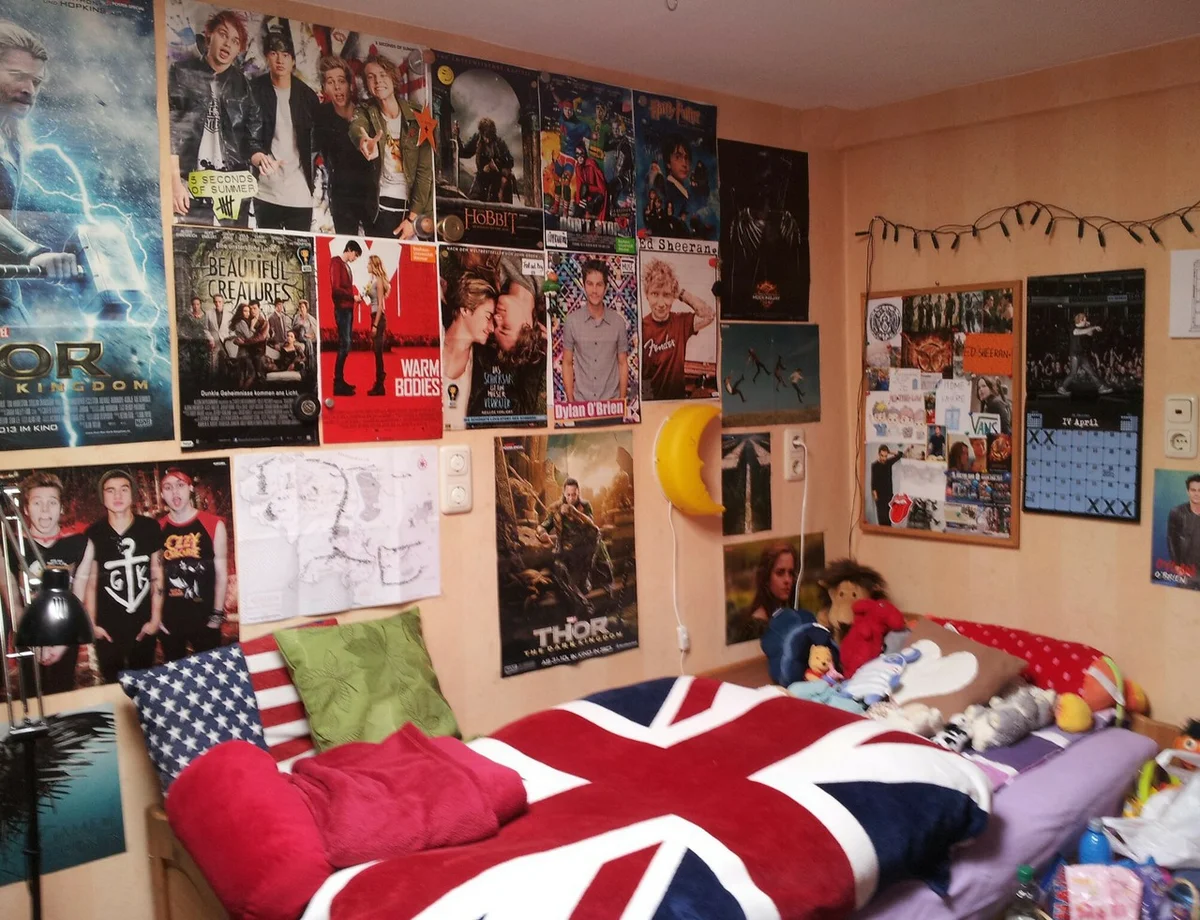 ...подобного интерьера в комнате не практиковала даже в самом нежном возрасте. 