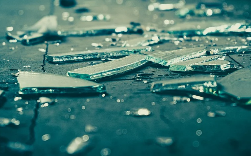 Стекло легко разлетается в осколки