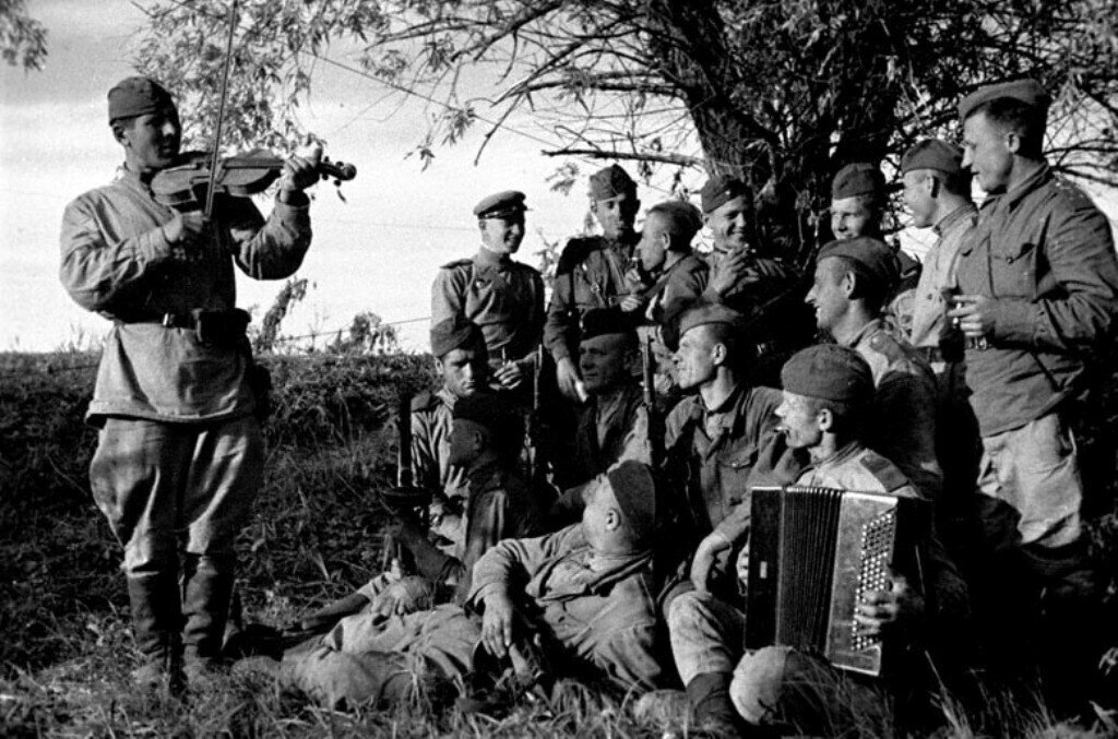 Песни вов слушать. 1941 Фронт солдаты. Солдаты на войне 1941-1945. Музыканты на войне. Музыканты на фронте