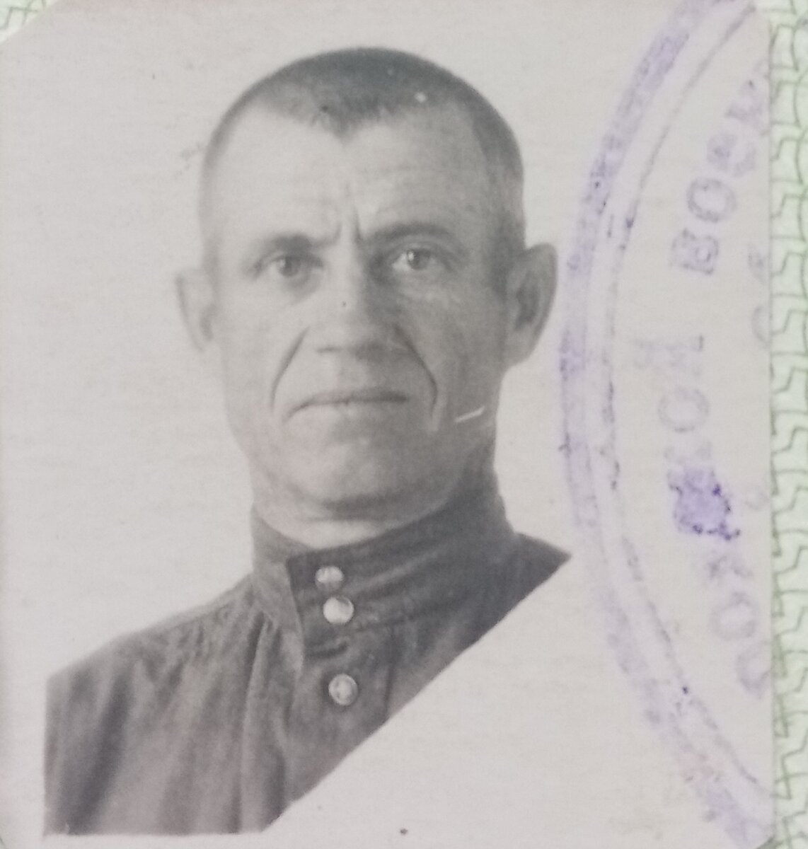 Мой дед по маминой линии, Аверьянов Михаил Никитович. Действительно был танкистом, дошёл до Берлина. Фотка в гимнастёрке только одна, взята с удостоверения ветерана. (фото из семейного архива) 