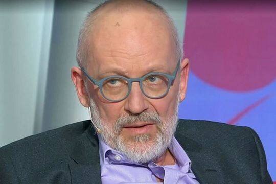    58-летний телеведущий Александр Гордон обвенчался с 20-летней студенткой