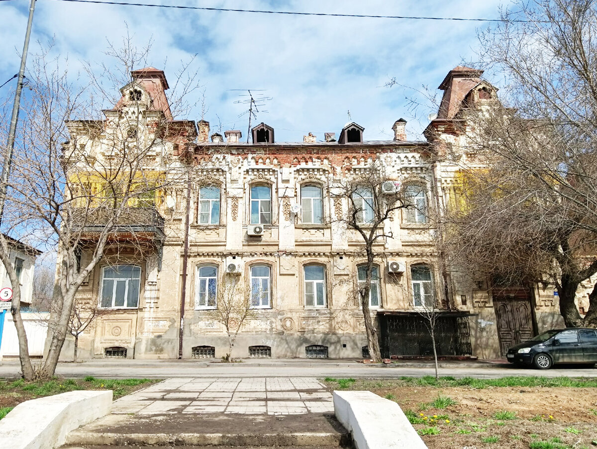 Усадьба З.Н. Зурабова (ул.Набережная 1 мая, 103). Построена в середине XIX века