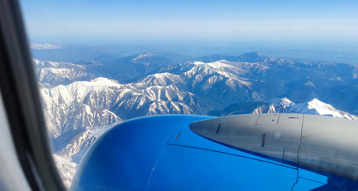 Вид из иллюминатора на Кавказские горы