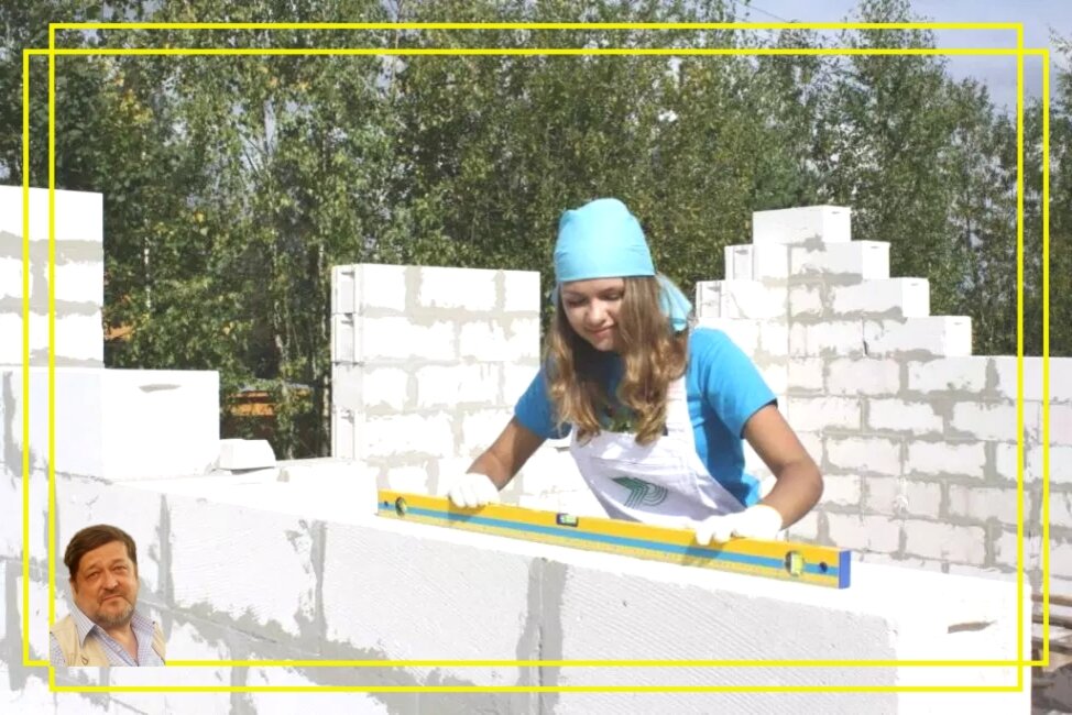 Красивая девушка - строитель. Источник фото: https://clck.ru/iehAg