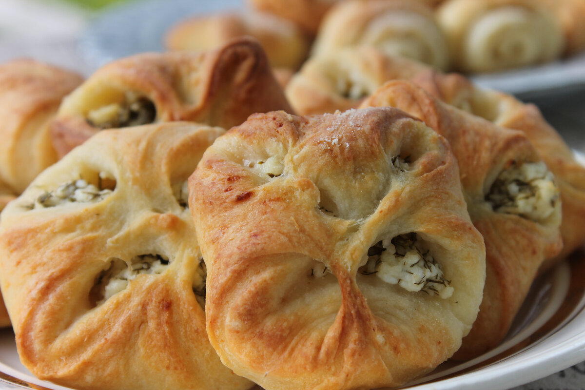 конвертики с начинкой. конвертики с творогом из дрожжевого теста. булочка слоеная конверт. слоеные конвертики. выпечка конвертик.