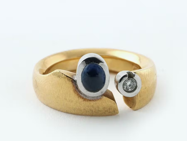 Ole Lynggaard, кольцо 18 карат с сапфиром огранки «кабошон» и бриллиантом классической огранки, ок.  1970-е годы.  