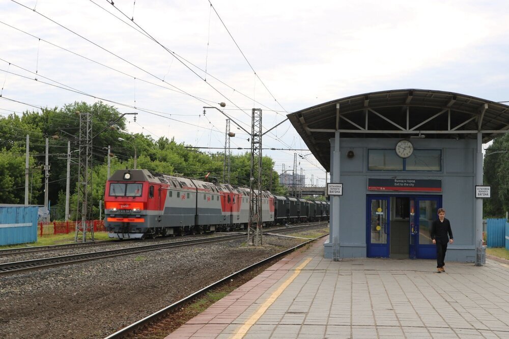 В ожидании "Ласточки" на платформе Стахановская. 