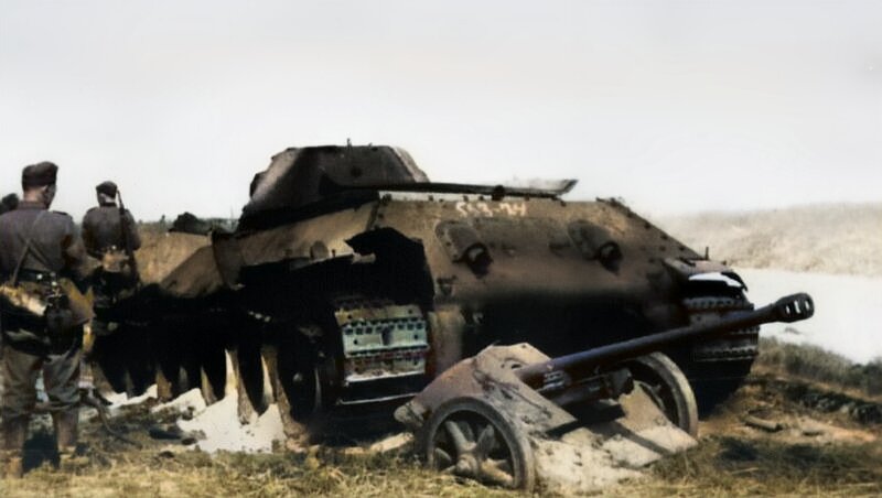 Подбитый танк Т-34 из состава  15-го танкового полка 8-й танковой дивизии, раздавивший во время боя немецкую противотанковую пушку PaK-38. 25 июня 1941 года машина в составе полка участвовала в бою с 97-й легкопехотной дивизией вермахта. Также в бою экипажем этого танка был уничтожен арттягач на базе трофейной французской танкетки «Renault UE»
