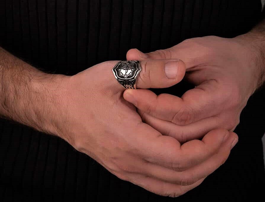 Значение колец на определенных пальцах мужской руки. Как мужчинам правильноносить этот древний аксессуар?