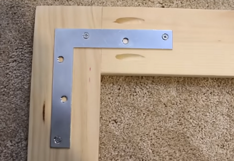 Углы каркаса нужно крепко соединить между собой