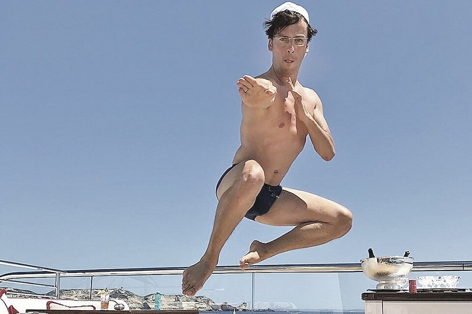     Галкин в прыжке демонстрирует свои боевые качества...  СОЦСЕТИ