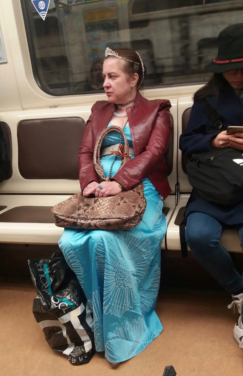 смешно одетые люди в метро