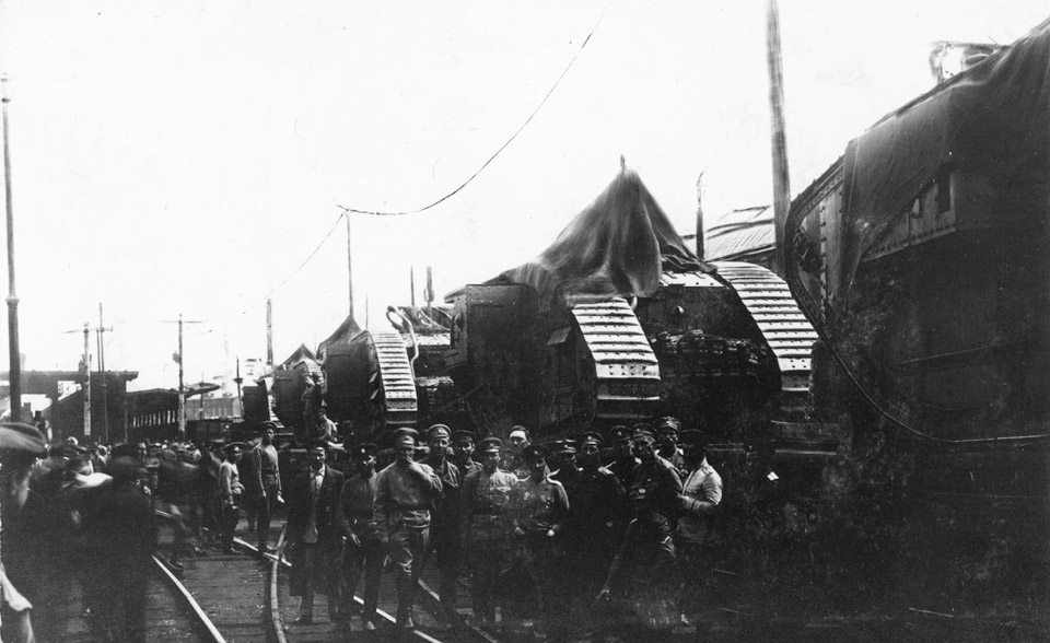 Эшелон с танками MK-V перед отправкой в Школу английских танков в Екатеринодаре. Лето 1919 года. 