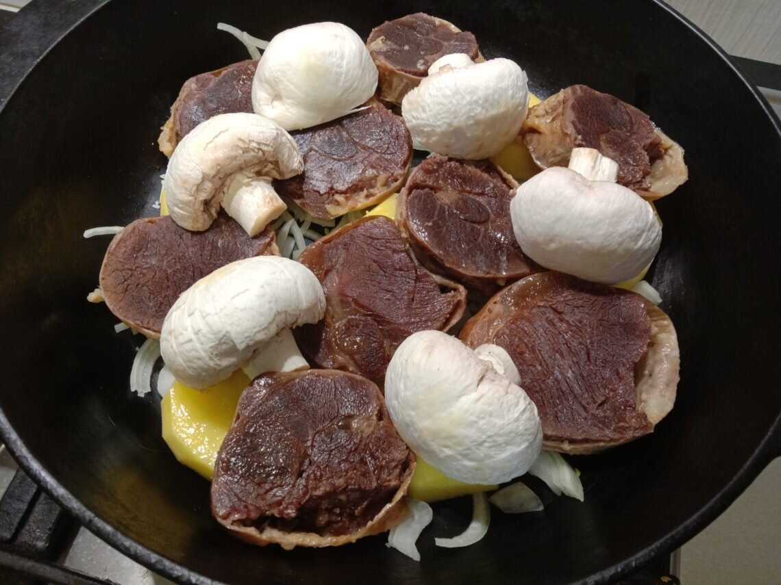 Запеканка из картофеля, мяса, грибов и помидоров - рецепт с фото