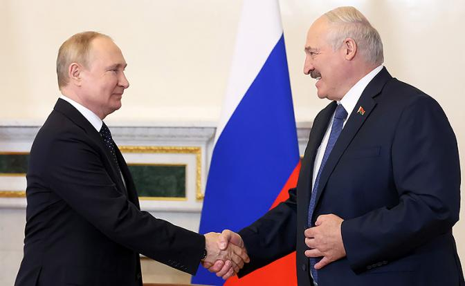 На фото: президент РФ Владимир Путин и президент Белоруссии Александр Лукашенко (слева направо) (Фото: Михаил Метцель/POOL/ТАСС) 
