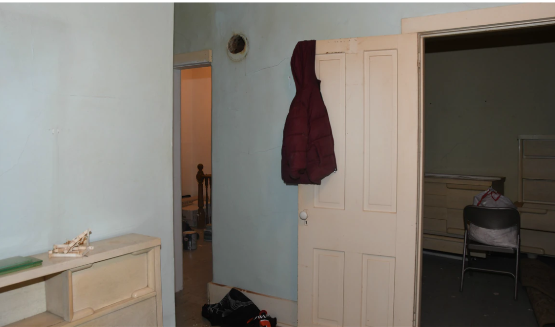 На фото видны висящая куртка Дилли (была перемещена с пола), вентиляционное отверстие и другие вещи под ним. Источник: fox19.com 