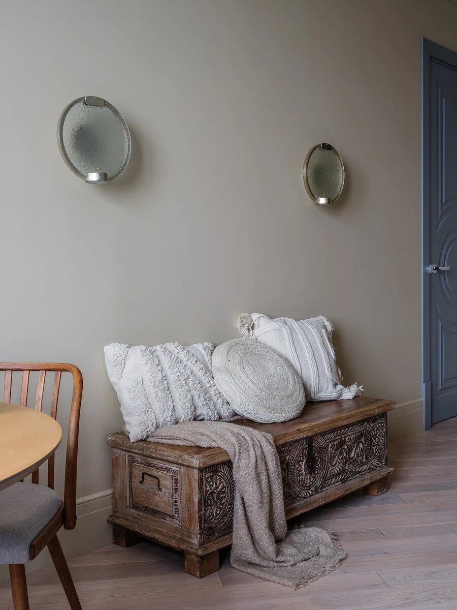 Сундук в проходе исполняет роль небольшой кушетки. Напротив него повесили открытые полки для декора.