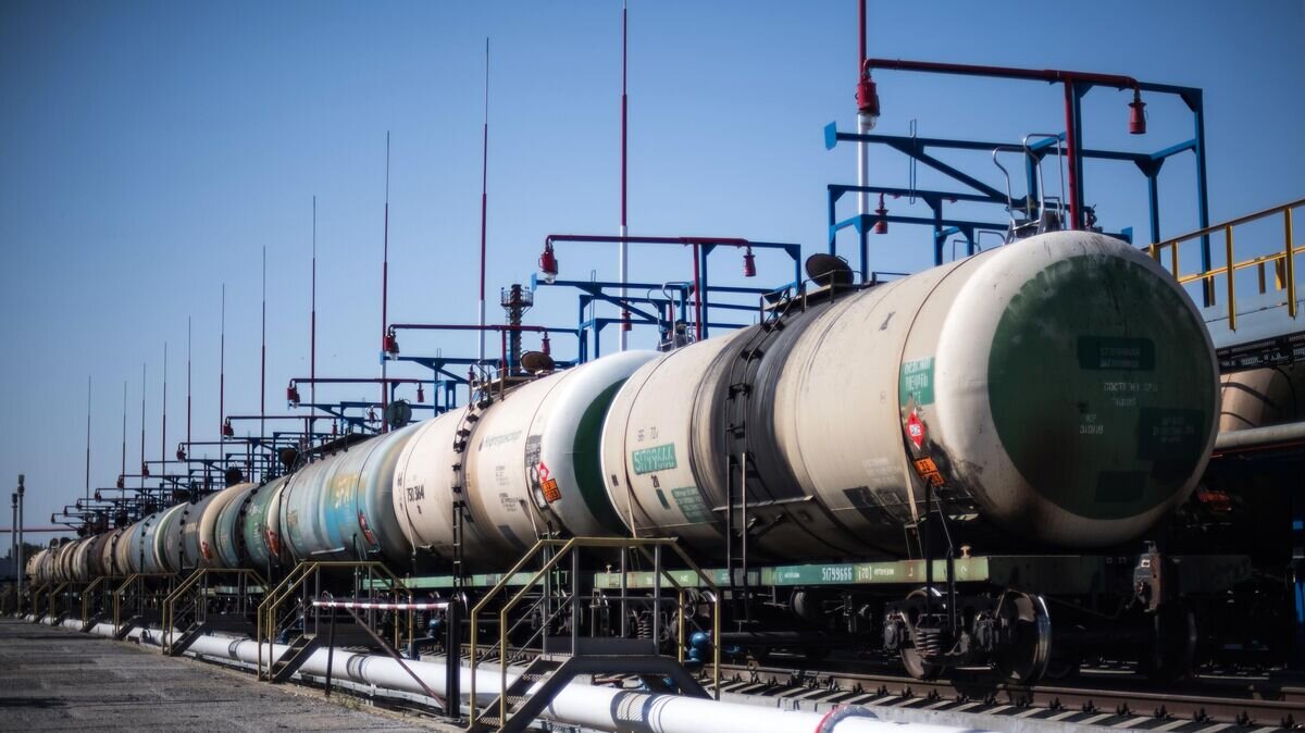    Цистерны на нефтебазе на территории Новороссийского морского торгового порта© РИА Новости / Владимир Астапкович