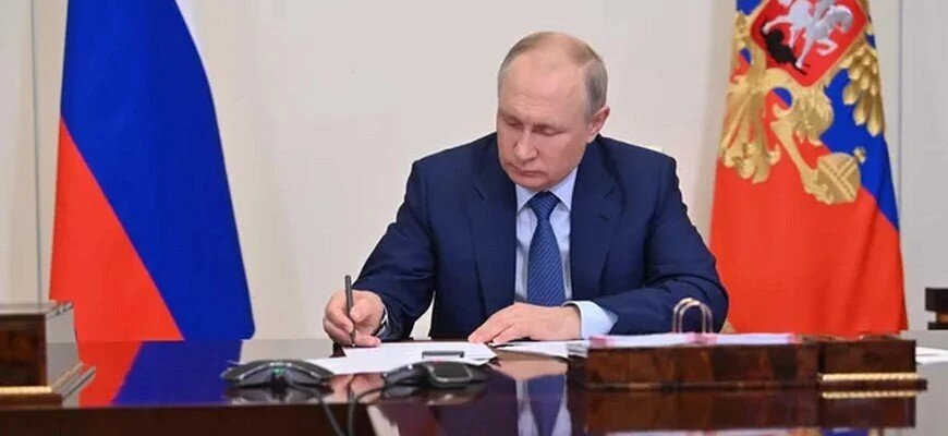 Владимир Путин подписал закон, который приравнивает переход на сторону противника к государственной измене © Алексей Никольский / РИА Новости