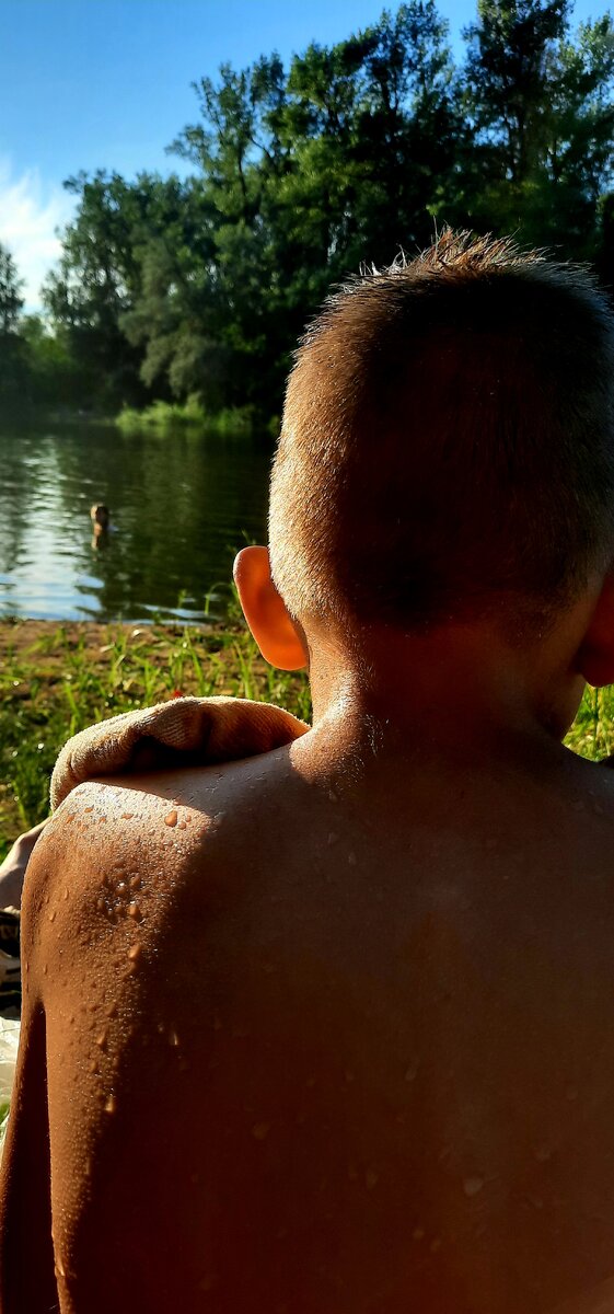 Вода была прохладная, Семён периодически выходил греться) 