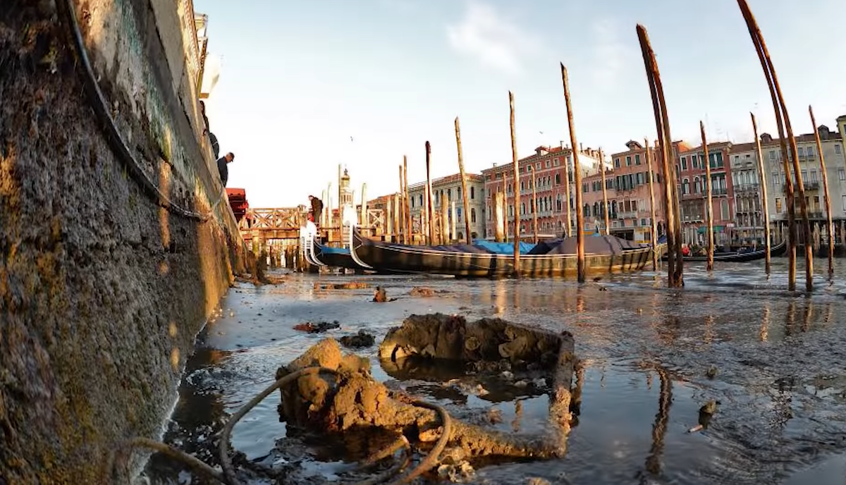 Почему венеция на воде. Венеция засуха 2023г. Венеция обмеление каналов. Каналы Венеции обмелели. Венеция отлив.