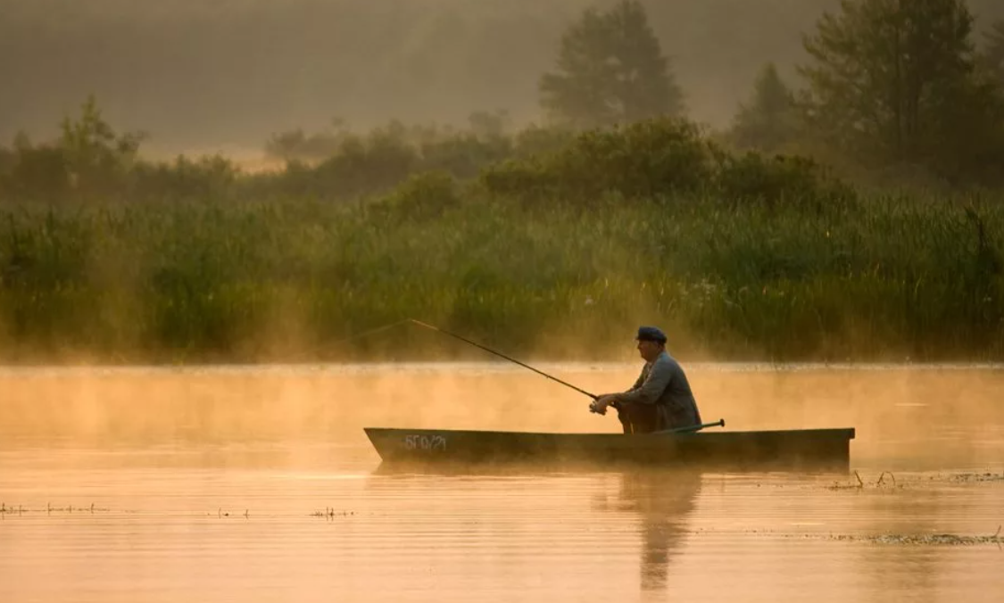 Рыбак в воде стоял. Рыбак с удочкой в лодке. Спиннинг с лодки. Загадка весь день рыбак в воде стоял. Рыбак в воде стоял.