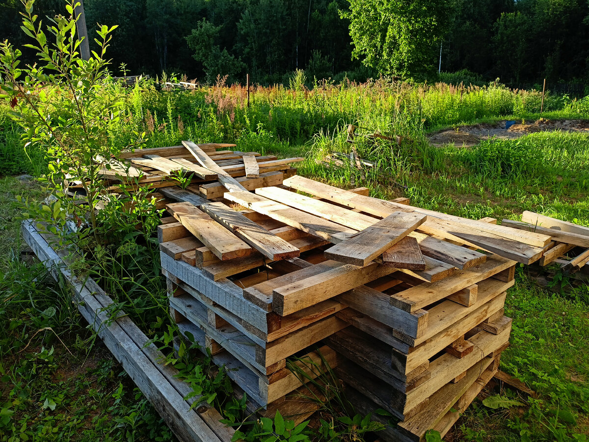 На продажу нужна была бы шлифованная покупная доска. Для внутренних нужд сойдут и старые поддоны