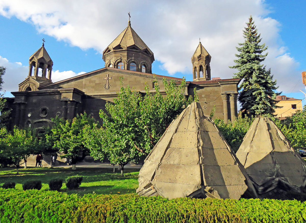 Где город армения. Город Гюмри Армения. Церковь Гюмри Армения. Гюмри Армения достопримечательности. Гюмри Ленинакан.