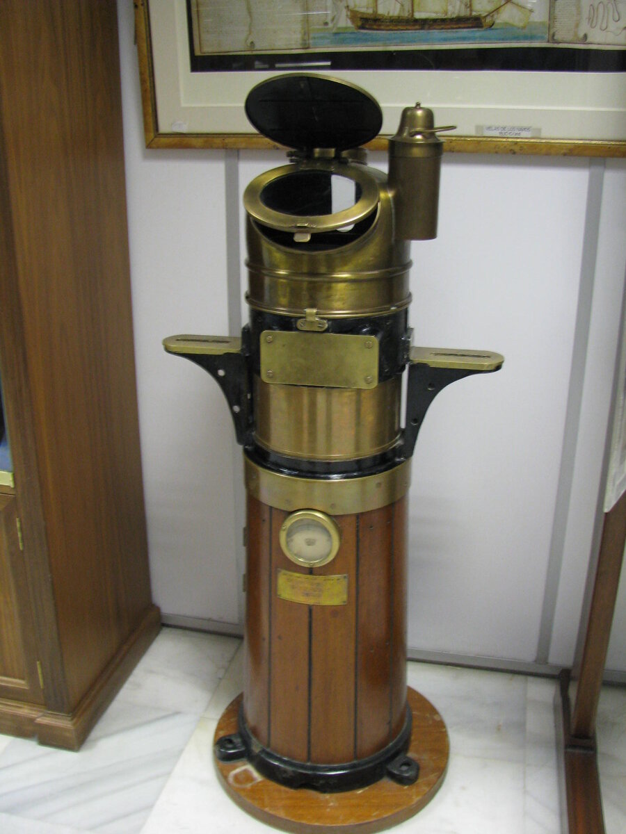 Корабельный компас. Его картушка плавала в спирте, справа фонарь для подсветки ночью, внизу – указатель поворотов