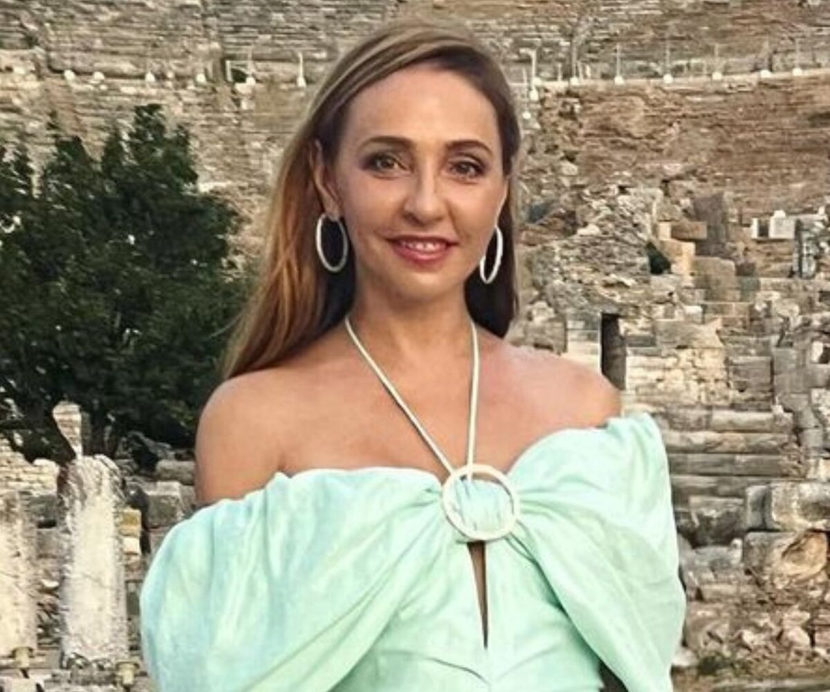     «Удивительно хрупкая фигура!»: Татьяна Навка в платье с открытыми плечами и бантом на груди появилась в Эфесе