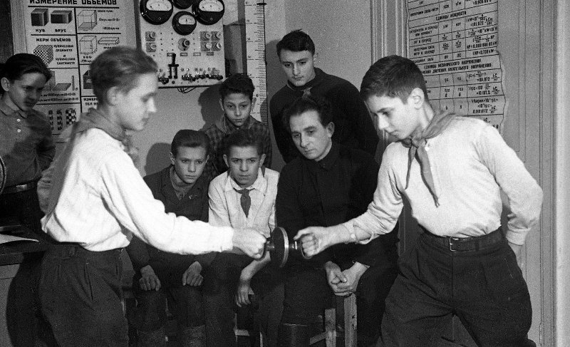 Кружок физики в школе № 114. 1947 год. Фото: Сергей Васин