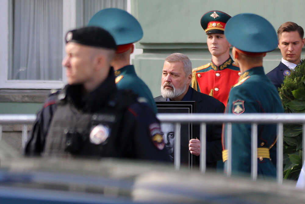 портрет лауреата Нобелевской премии Михаила Горбачева вынес лауреат Нобелевской премии Дмитрий Муратов