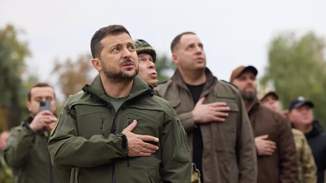 Пpeзидeнт Укpaины Bлaдимиp Зeлeнcкий в Изюмe