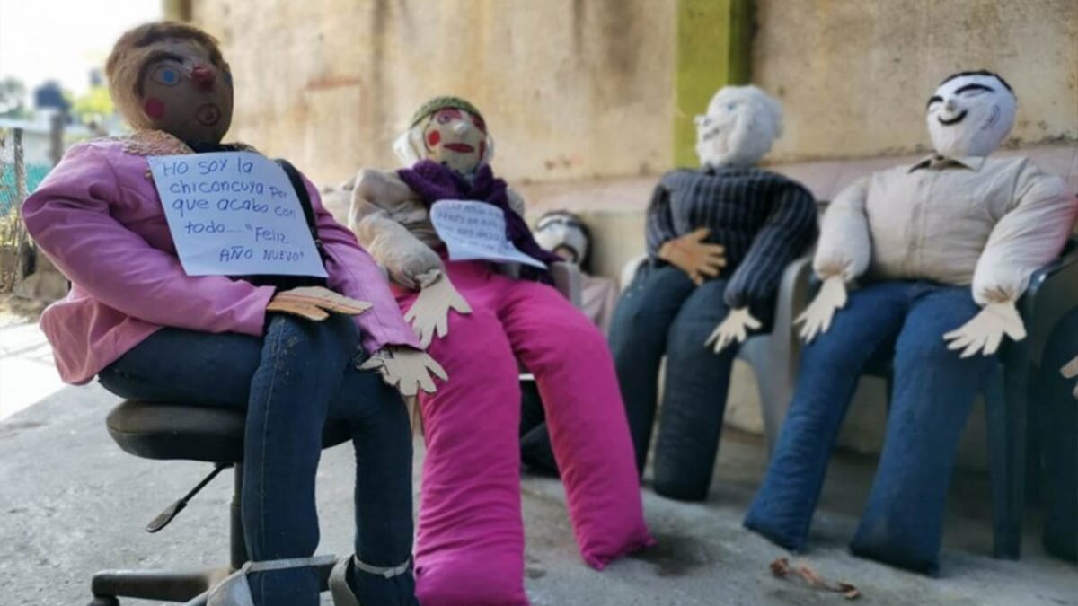 Аньос бьехос - чучело, олицетворяющее все плохое в старом году 