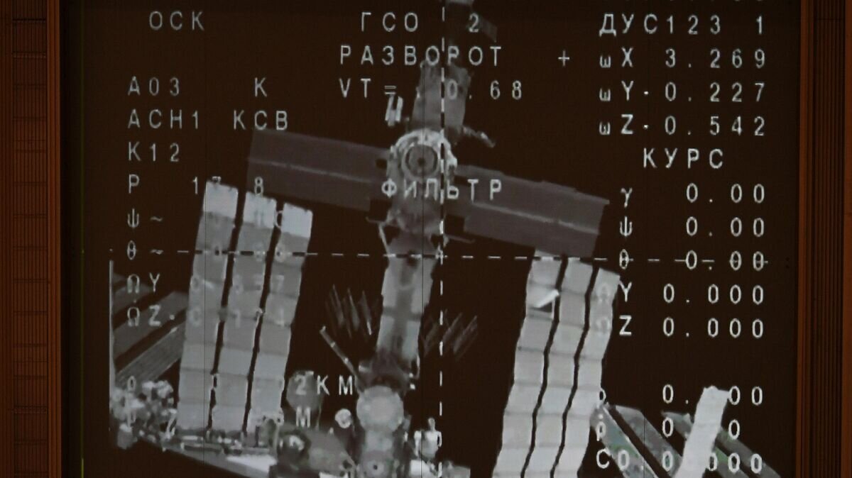    Трансляция расстыковки спускаемого аппарата корабля "Союз МС-21" от МКС на экране Центра управления полетами в Королеве© РИА Новости / Максим Блинов